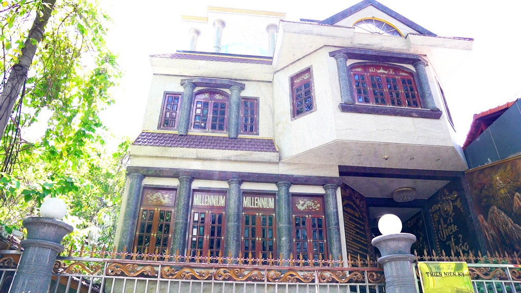 Nam ca sĩ sở hữu biệt thự dát vàng 100 tỷ đồng tại quận 1 TP.HCM: Nhà bị cắt điện 2 lần vì hết tiền, tự nhận “nghèo nhất showbiz”- Ảnh 3.