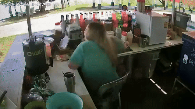 Đang ngồi bán hàng ở ven đường, cô gái nghe thấy tiếng động lớn, nhìn lên thì lập tức bỏ chạy- Ảnh 2.