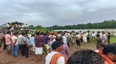 Ngồi gần bờ sông, người phụ nữ bị Ngồi gần bờ sông, người phụ nữ bị