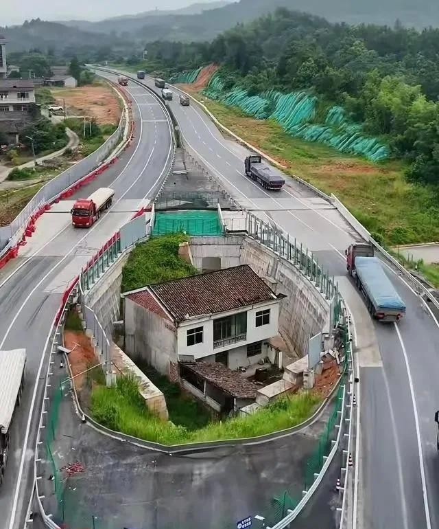 Gia chủ quyết không di dời, từ chối tiền đền bù 5,8 tỷ đồng khiến cao tốc phải tách đôi: 6 năm “chịu trận” trong tiếng ồn, đi lại khó khăn- Ảnh 1. Gia chủ quyết không di dời, từ chối tiền đền bù 5,8 tỷ đồng khiến cao tốc phải tách đôi: 6 năm “chịu trận” trong tiếng ồn, đi lại khó khăn- Ảnh 1.