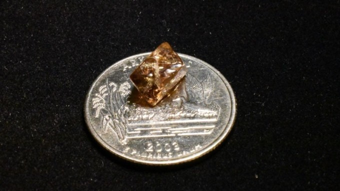 Lang thang công viên vô tình “vớ” được viên kim cương