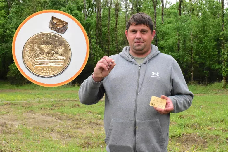 Lang thang công viên vô tình “vớ” được viên kim cương