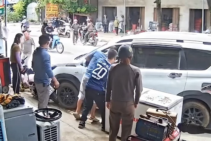 nguoi-dan-ong-o-nghe-an-xu-ly-nhanh-nhu-chop-cuu-lai-xe-dot-quy-giua-duong-93255-1752107528-765-width700height467 Người đàn ông ở Nghệ An xử lý 'nhanh như chớp', cứu lái xe nghi đột quỵ giữa đường - 1