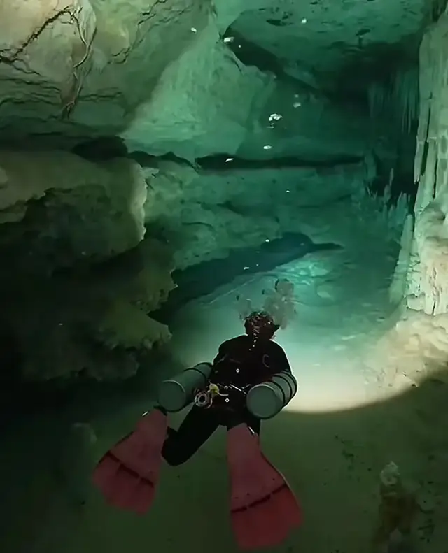 Người đàn ông sống sót 5 ngày dưới hang ngập nước sâu 9m - 3