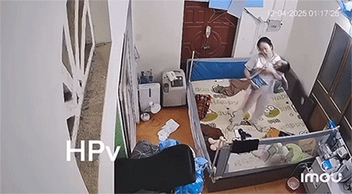 Người mẹ đang bế con bỗng ngất lịm vì kiệt sức: Nhiều đêm chỉ được ngủ 5 phút - 1