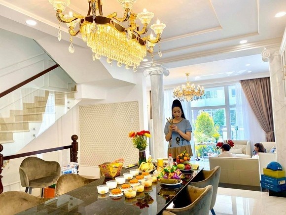 Phó chủ tịch Hội sân khấu được chồng đại gia tặng biệt thự hàng chục tỷ ở TP.HCM, 54 tuổi vẫn gợi cảm- Ảnh 5.