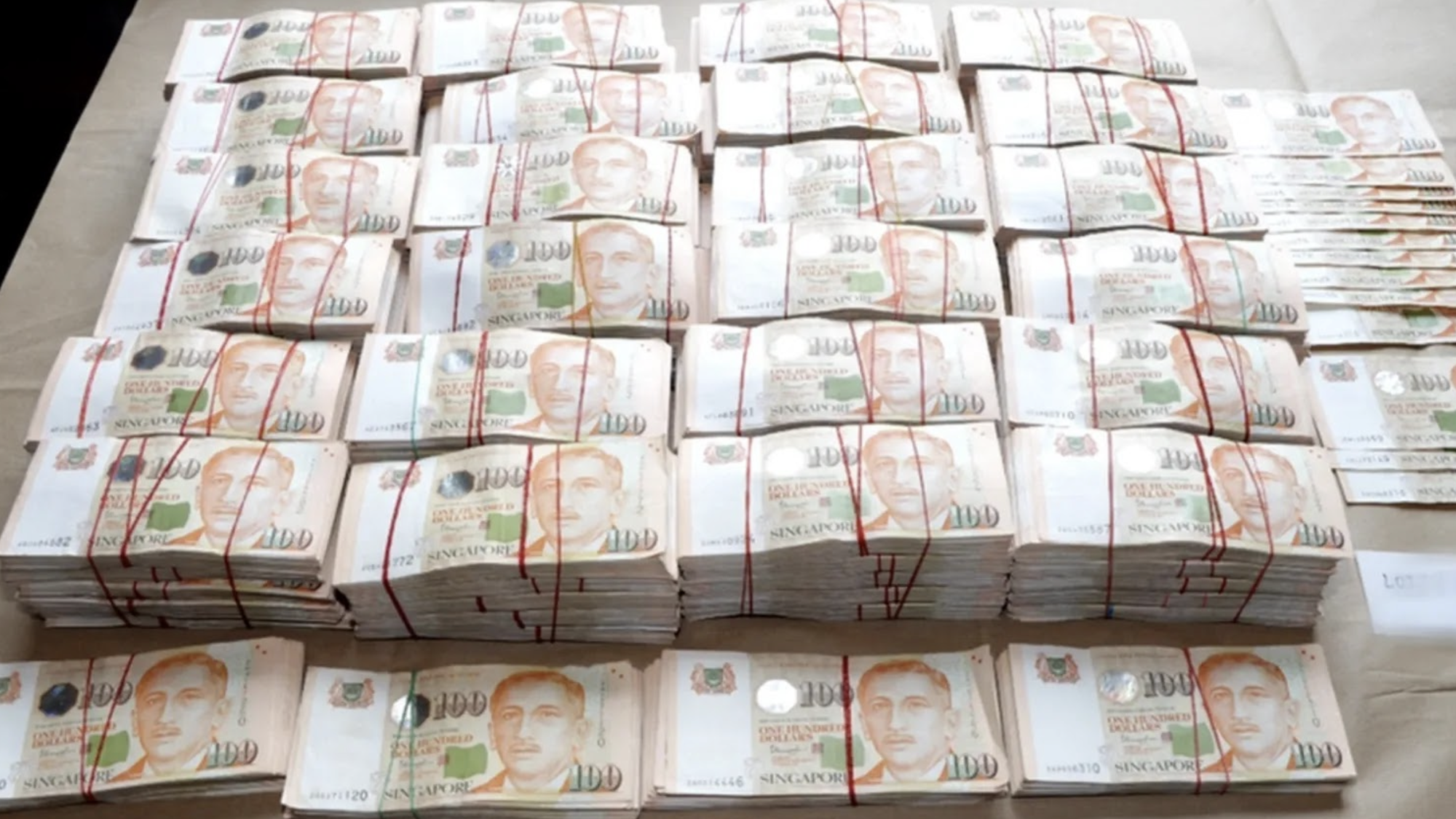 Hơn 20.000 tỷ đồng, 94 sổ đỏ và 250 túi hiệu bị thu giữ trong 1 căn hộ cao cấp tại Singapore- Ảnh 2.