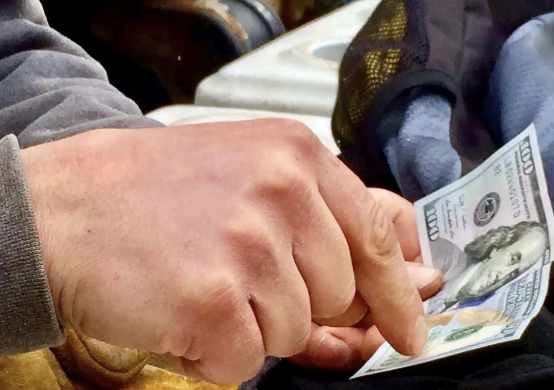 Cửa hàng tiện lợi nhỏ ven đường bị khám xét, cảnh sát thu giữ gần 11 tỷ đồng tiền mặt- Ảnh 2.