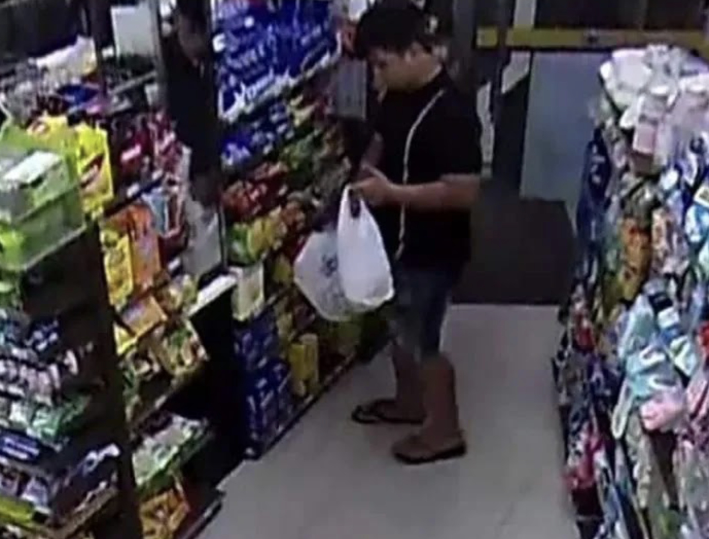 Cửa hàng tiện lợi nhỏ ven đường bị khám xét, cảnh sát thu giữ gần 11 tỷ đồng tiền mặt- Ảnh 1.