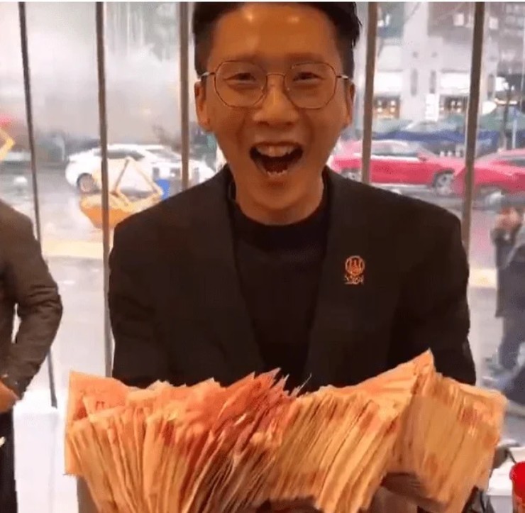 Nhà hàng lẩu kiếm được tiền tỷ trong dịp Tết, ông chủ quyết định tặng hết cho nhân viên- Ảnh 2. Nhà hàng lẩu kiếm được tiền tỷ trong dịp Tết, ông chủ quyết định tặng hết cho nhân viên- Ảnh 2.