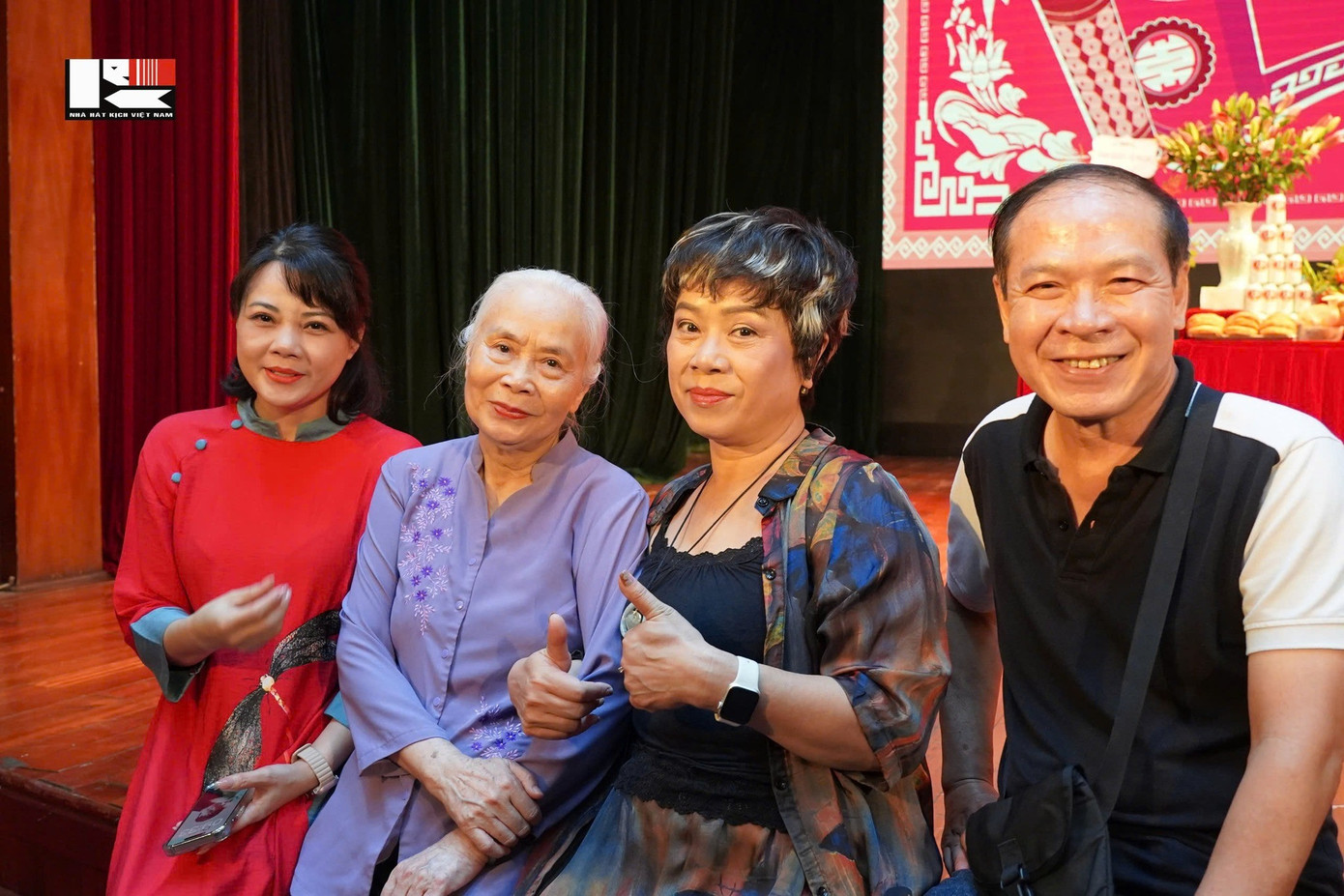 NSND Xuân Bắc dâng hương Tổ nghề ở Nhà hát Kịch Việt Nam- Ảnh 8.