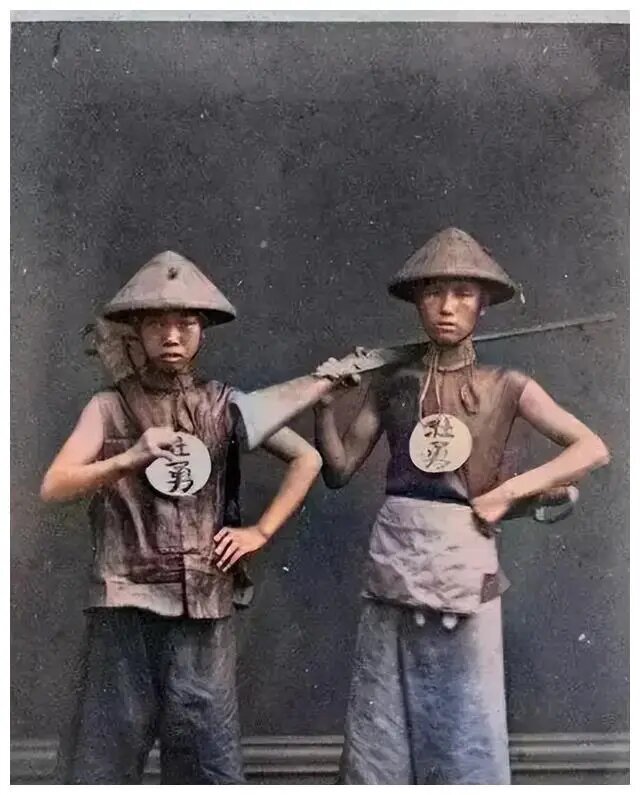 Ảnh hiếm nhà Thanh: Quần áo của