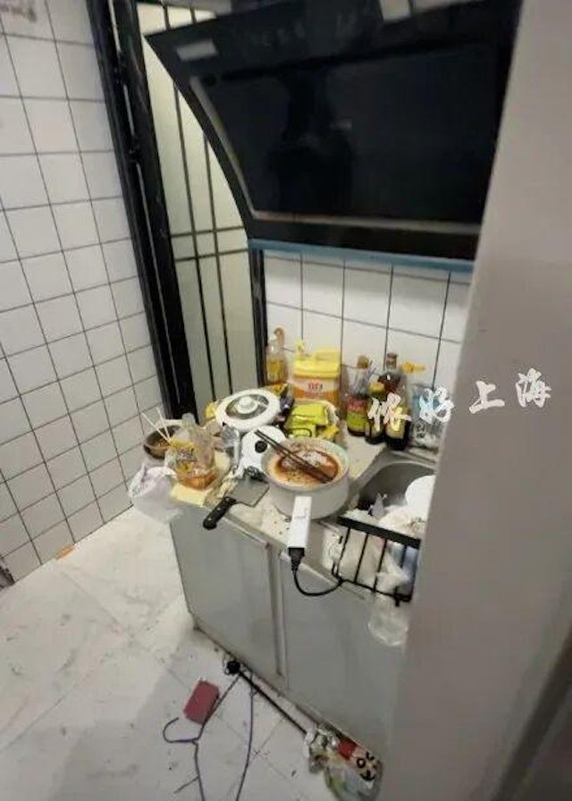 Cặp đôi thuê trọ rời đi, chủ nhà phát hoảng khi mở cửa căn hộ - 1