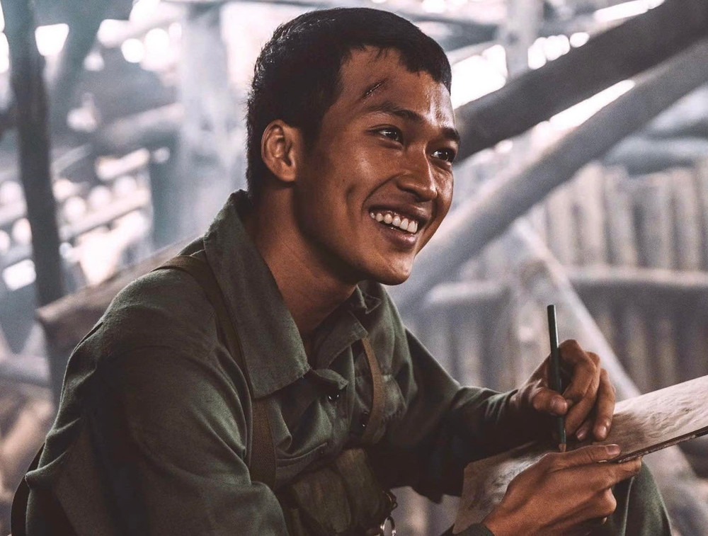 Cặp đôi gây bất ngờ nhất Mưa Đỏ: Ban đầu ghét nhau không buồn nói, giờ bám dính 24/7- Ảnh 1. Cặp đôi gây bất ngờ nhất Mưa Đỏ: Ban đầu ghét nhau không buồn nói, giờ bám dính 24/7- Ảnh 1.