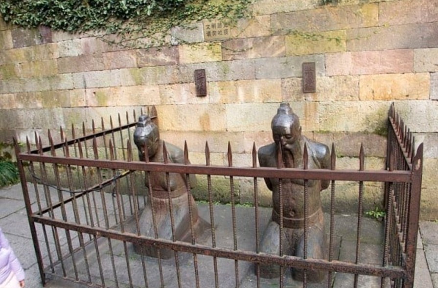 Sự thật về 4 bức tượng quỳ gối ở Trung Quốc, bị người đời đánh đập phỉ nhổ suốt nghìn năm, phải đúc lại 13 lần- Ảnh 3.