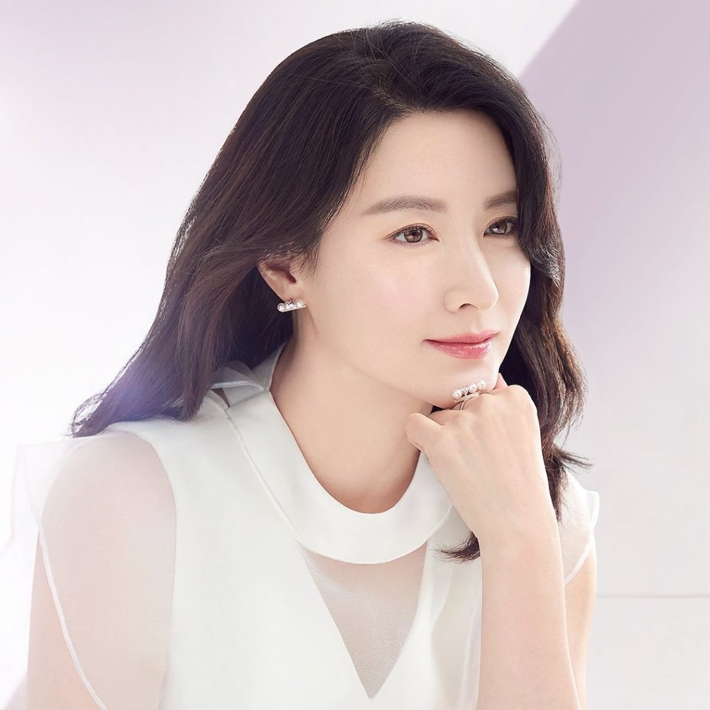 Lee Young Ae hé lộ ảnh hiếm quá khứ,