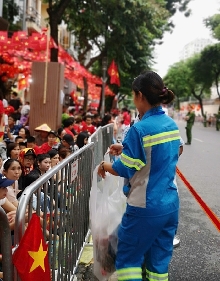 nhan-vien-9-1756093682-14-width700height895 Lượng người đổ về khu vực Ba Đình rất đông nên lượng rác thải ra môi trường rất lớn