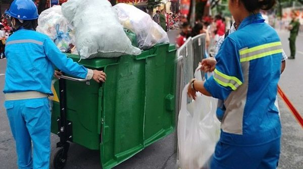Hết giờ diễu binh, công nhân môi trường gom rác đến hơn 3h sáng nhan vien d 1756090841 112 width740height495 auto cropjpg