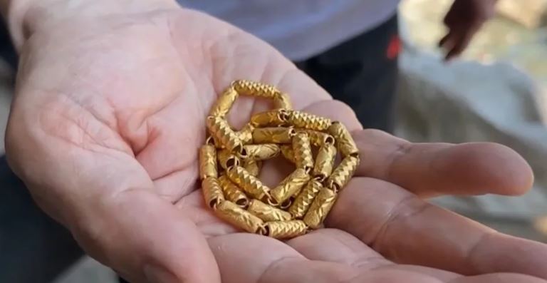 Nhân viên vệ sinh sốc nặng khi nhặt được số vàng trị giá hơn 350 triệu đồng trong túi rác- Ảnh 1. Nhân viên vệ sinh sốc nặng khi nhặt được số vàng trị giá hơn 350 triệu đồng trong túi rác- Ảnh 1.