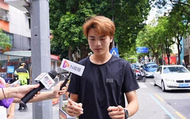 Nhặt được thỏi vàng 2,2kg, nam shipper được hậu tạ 3,7 triệu đồng và diễn biến bất ngờ- Ảnh 1.