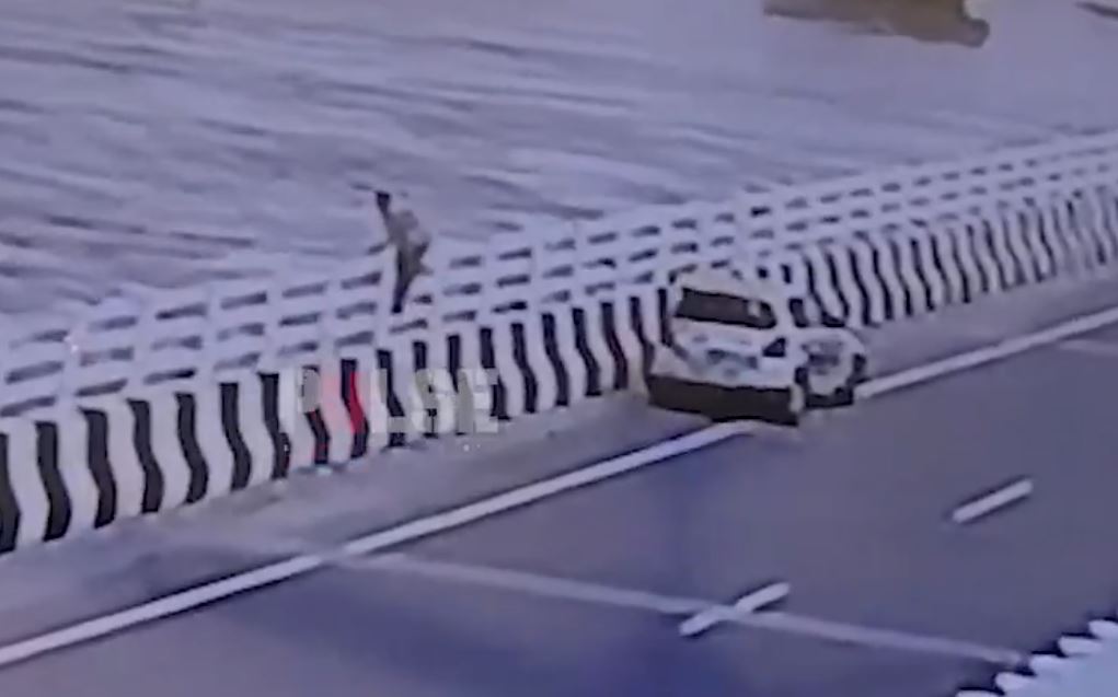 Nam Youtuber dừng xe trên cầu rồi bất ngờ nhảy xuống sông- Ảnh 1.