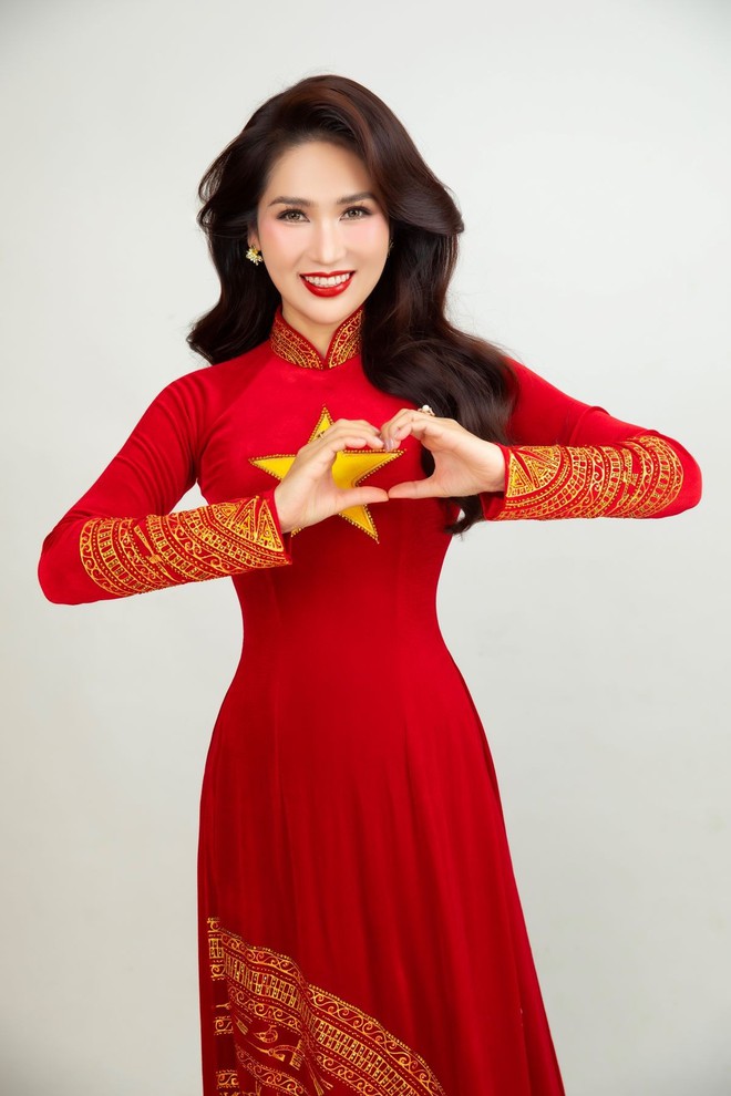 Nghệ sĩ Việt rộ trào lưu thời trang yêu nước- Ảnh 1.