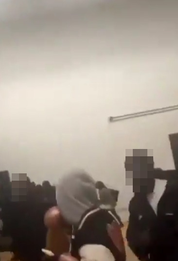 Video sốc: Bữa tiệc trong trường tiểu học hóa thảm cảnh, nhóm lạ mặt xông vào đâm chém, tiếng học sinh la hét khắp nơi- Ảnh 1.