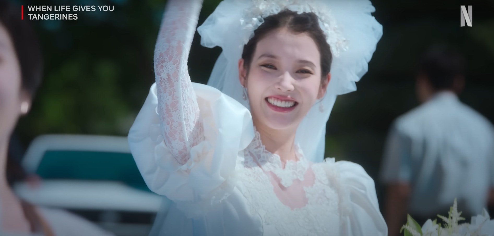 Đám cưới đang viral toàn cõi mạng: Cô dâu mặc váy cực sến vẫn xinh, chú rể đẹp trai điên đảo- Ảnh 2.