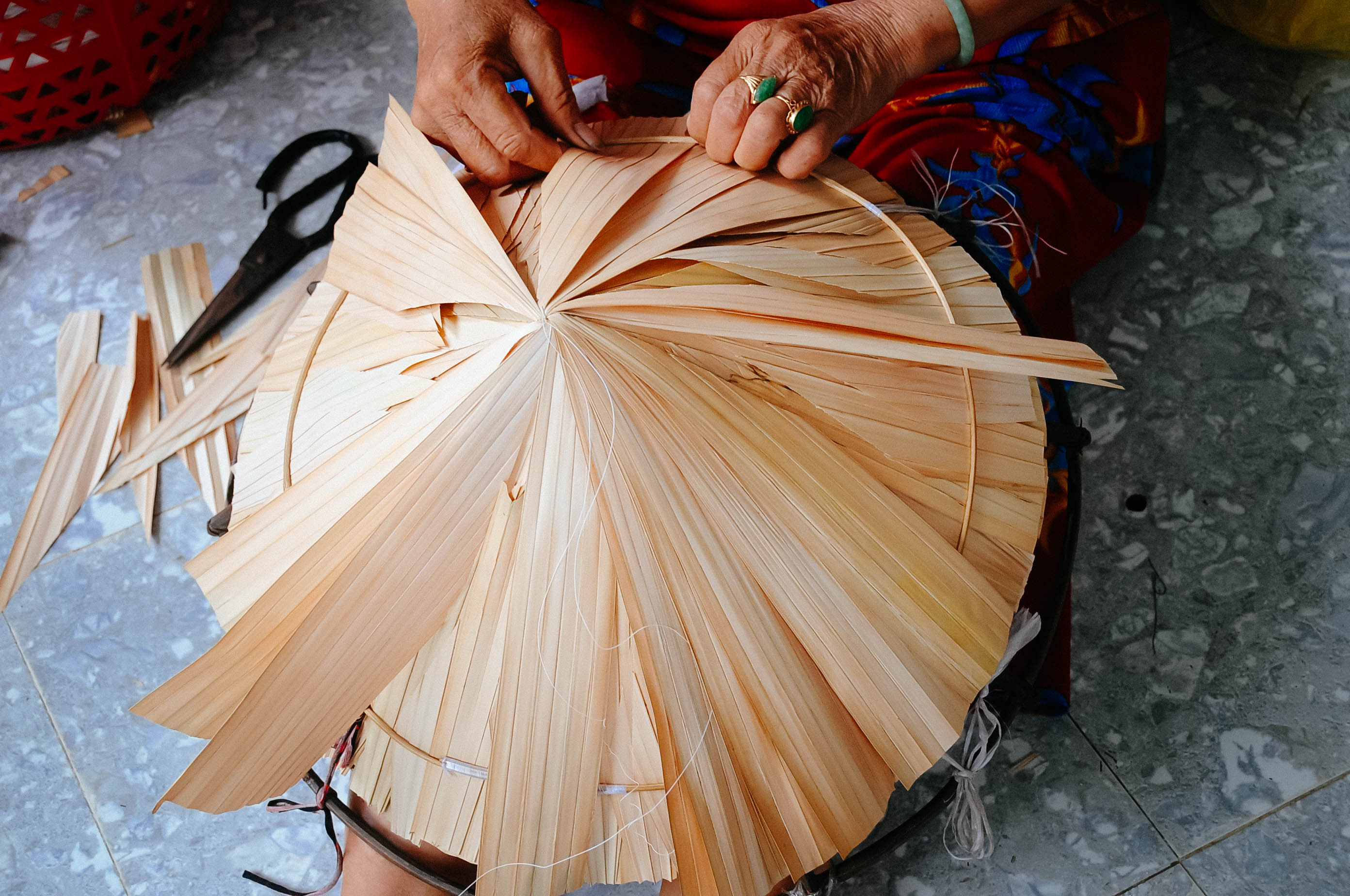 Các nghệ nhân sẽ hướng dẫn mọi người tham quan cách làm nón