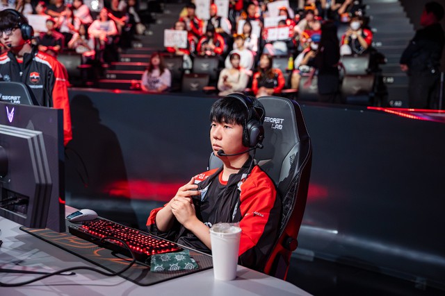 Hình ảnh hậu trường khiến cộng đồng bùng lên nghi vấn NS đang vô cùng