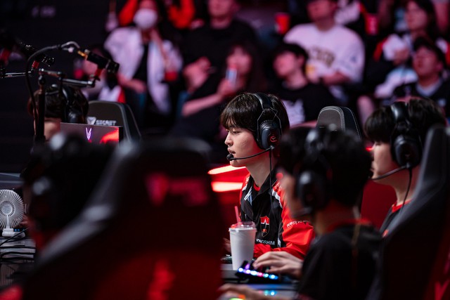 Hình ảnh hậu trường khiến cộng đồng bùng lên nghi vấn NS đang vô cùng