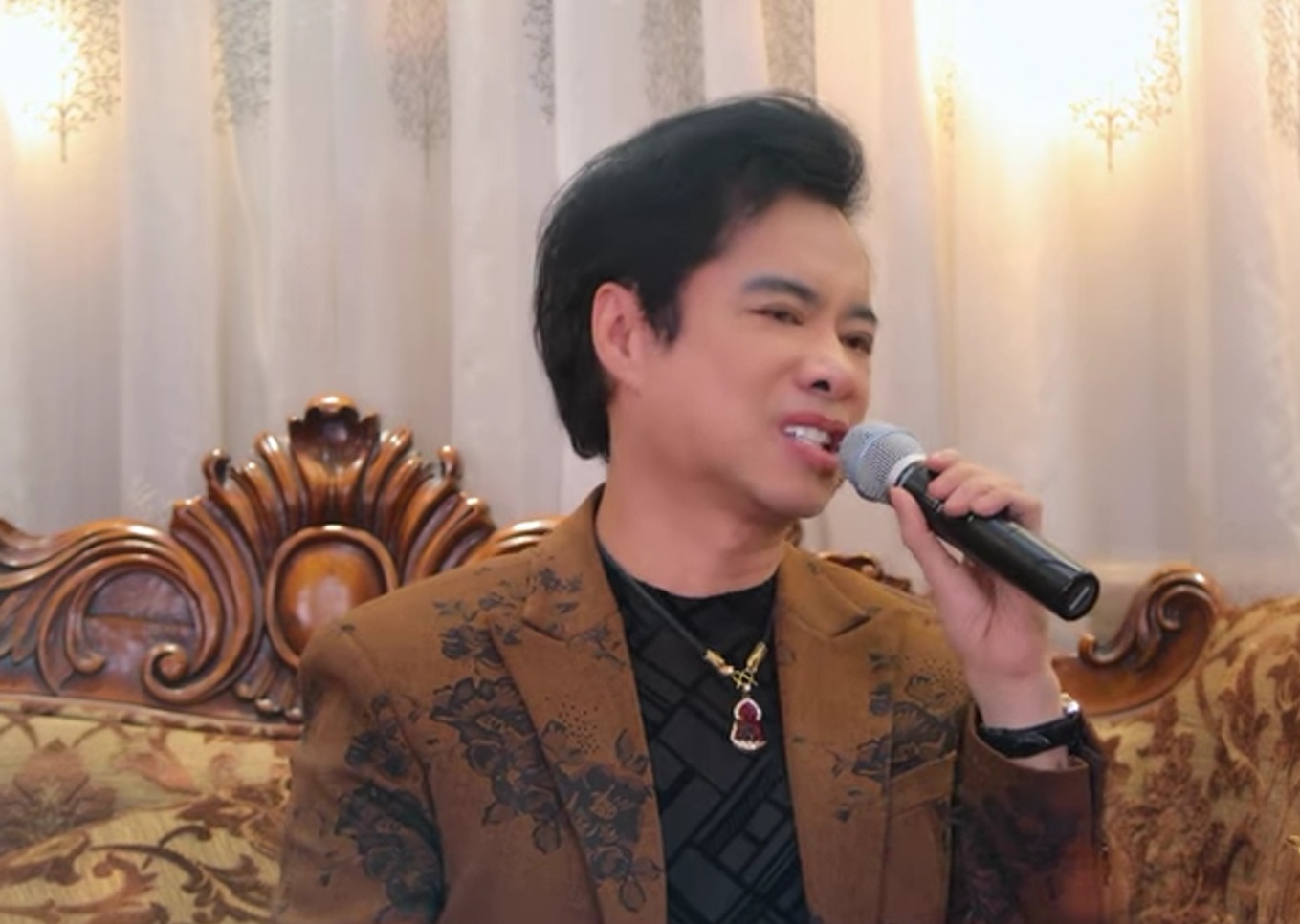 Nguyên nhân biệt thự dát vàng hơn 1000 tỷ tại TP.HCM của nam danh ca nổi tiếng bị cắt điện 2 lần- Ảnh 1.