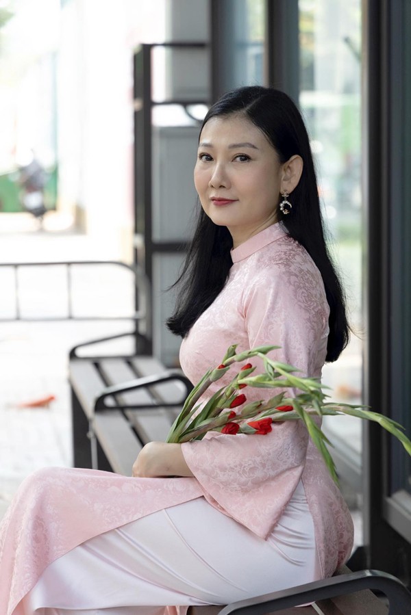 Cuộc đời nữ NSND nổi tiếng cả nước: 50 tuổi vẫn trẻ đẹp, chưa lấy chồng dù nhiều người theo đuổi- Ảnh 1. Cuộc đời nữ NSND nổi tiếng cả nước: 50 tuổi vẫn trẻ đẹp, chưa lấy chồng dù nhiều người theo đuổi- Ảnh 1.