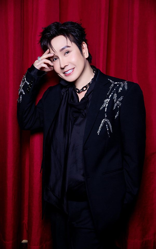 Nam NSƯT yêu Hoa hậu đã có 3 con: Được chuyển giao 2 công ty, ở biệt thự xa hoa 200 tỷ- Ảnh 1. Nam NSƯT yêu Hoa hậu đã có 3 con: Được chuyển giao 2 công ty, ở biệt thự xa hoa 200 tỷ- Ảnh 1.