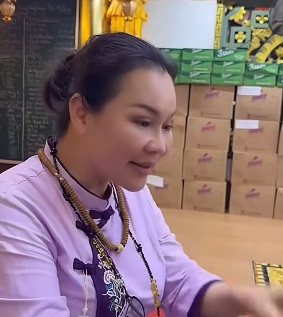 Vợ Quý Bình: Vợ Quý Bình: