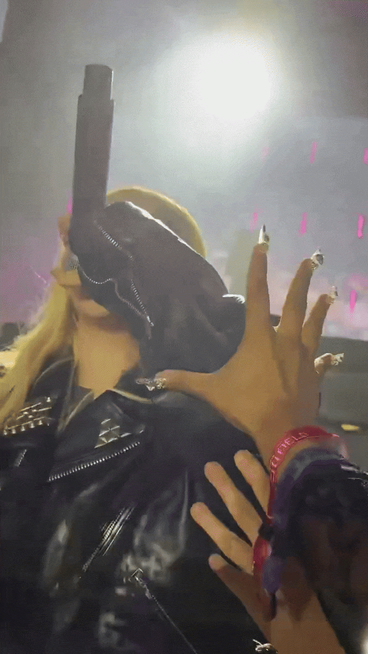 Nữ ca sĩ nổi tiếng bị khán giả sàm sỡ giữa lúc biểu diễn, gây phẫn nộ - 1