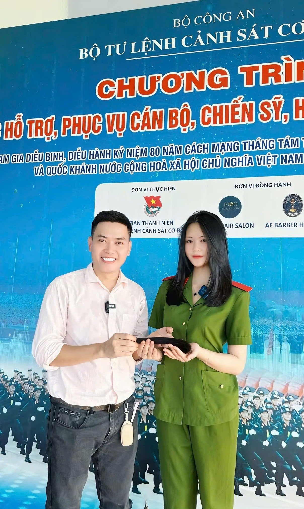 nu-chien-si-khoi-canh-sat-dac-nhiem-2-1755388591-509-width1208height2024 Hình ảnh nữ chiến sĩ tham gia hiến tóc gây sốt mạng xã hội