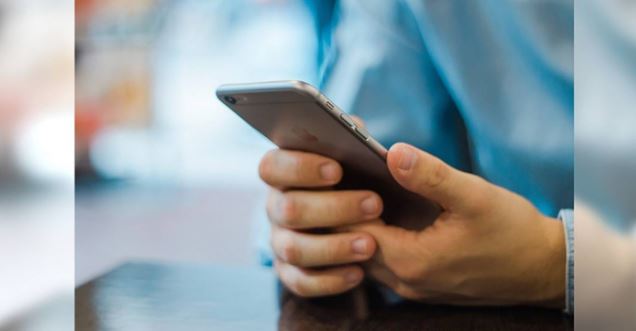 Nữ giúp việc nhanh trí giúp cụ ông tránh