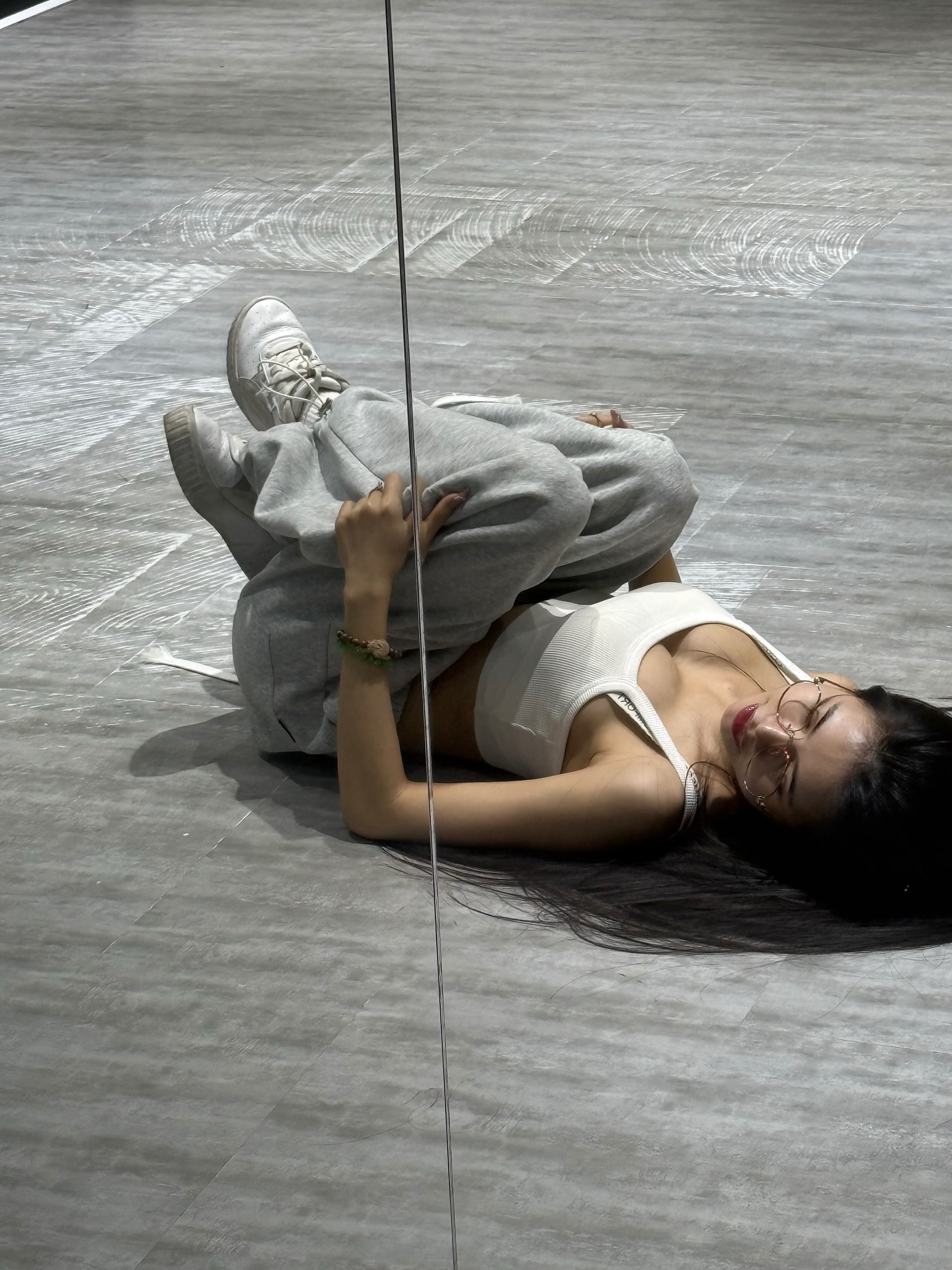 Cô liền tung ra hai bộ ảnh đầy hút mắt như để