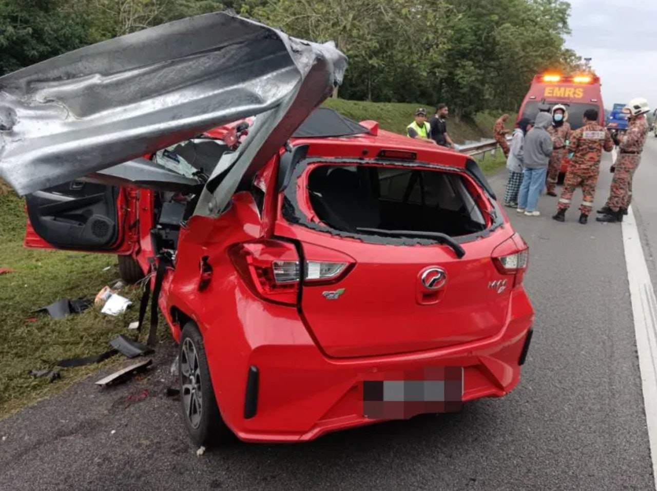 nu-sinh-kiet-suc-muon-doi-nguoi-lai-khong-ngo-gay-tai-nan-thuong-tam-1-1735613029-518-width1280height958 Chiếc xe bị tai nạn nghiêm trọng.