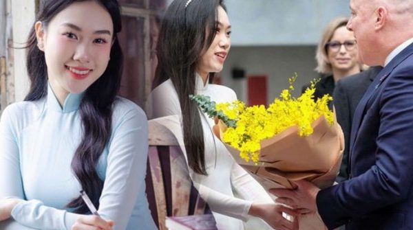Nữ sinh Ngoại thương tặng hoa cho Thủ tướng New Zealand duyên dáng trong tà áo dài 28 Nữ sinh Ngoại thương tặng hoa cho Thủ tướng New Zealand duyên dáng trong tà áo dài nu sinh tang hoa 1741479868 111 width740height495 auto cropjpg