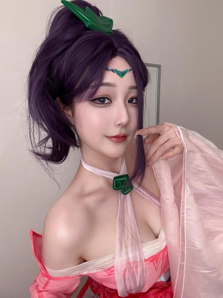 Nữ BLV siêu gợi cảm của LMHT hóa thân thành Janna