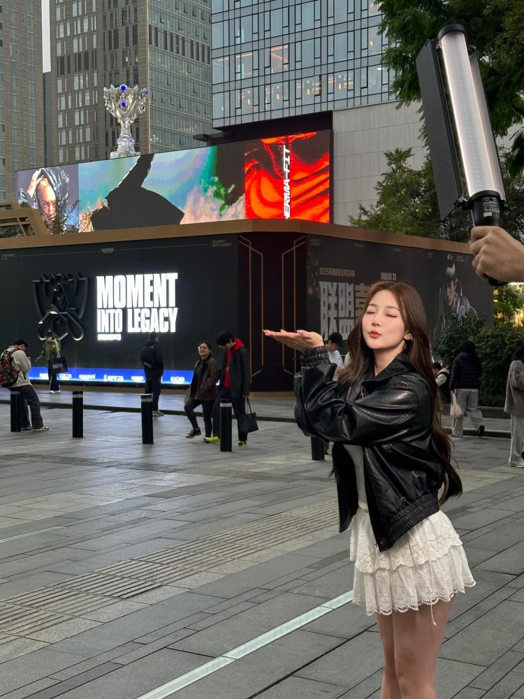 Nữ BLV siêu gợi cảm của LMHT hóa thân thành Janna