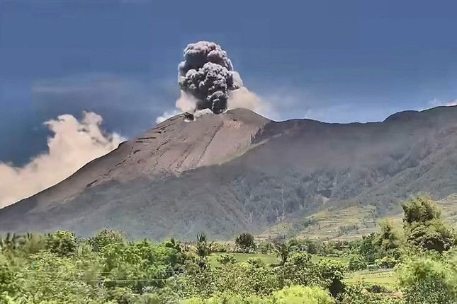 Núi lửa ‘nổi giận’ dữ dội, tro bụi phủ kín 9 ngôi làng- Ảnh 2.