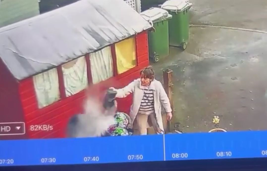 Người phụ nữ đổ nước sôi lên người hàng xóm và cái kết- Ảnh 1. Người phụ nữ đổ nước sôi lên người hàng xóm và cái kết- Ảnh 1.