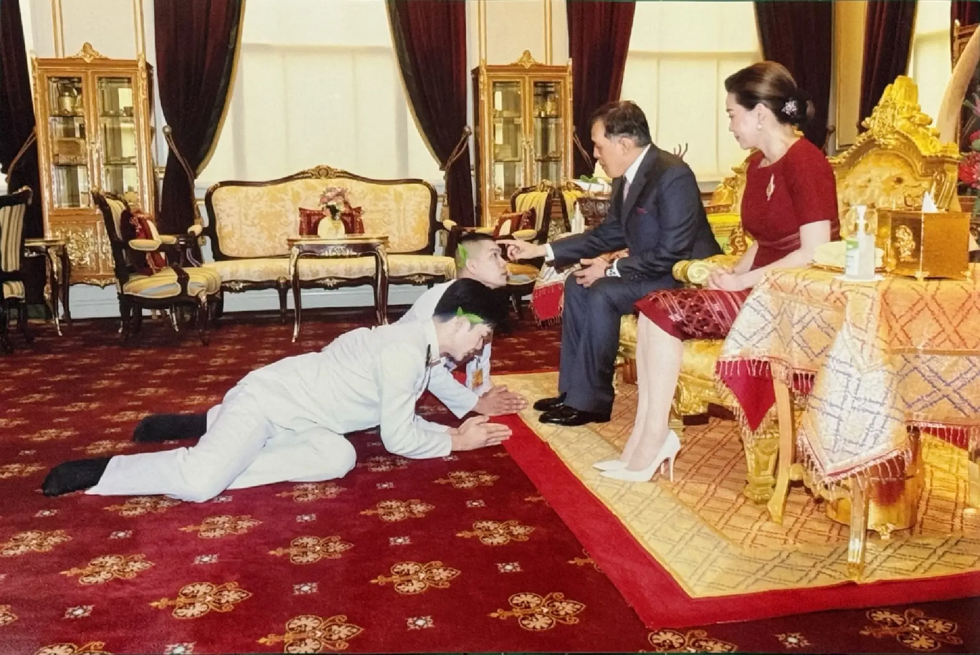 Vua và Hoàng hậu Thái Lan lần đầu tiên ban phúc cho lễ cưới đồng giới tại hoàng cung- Ảnh 1.