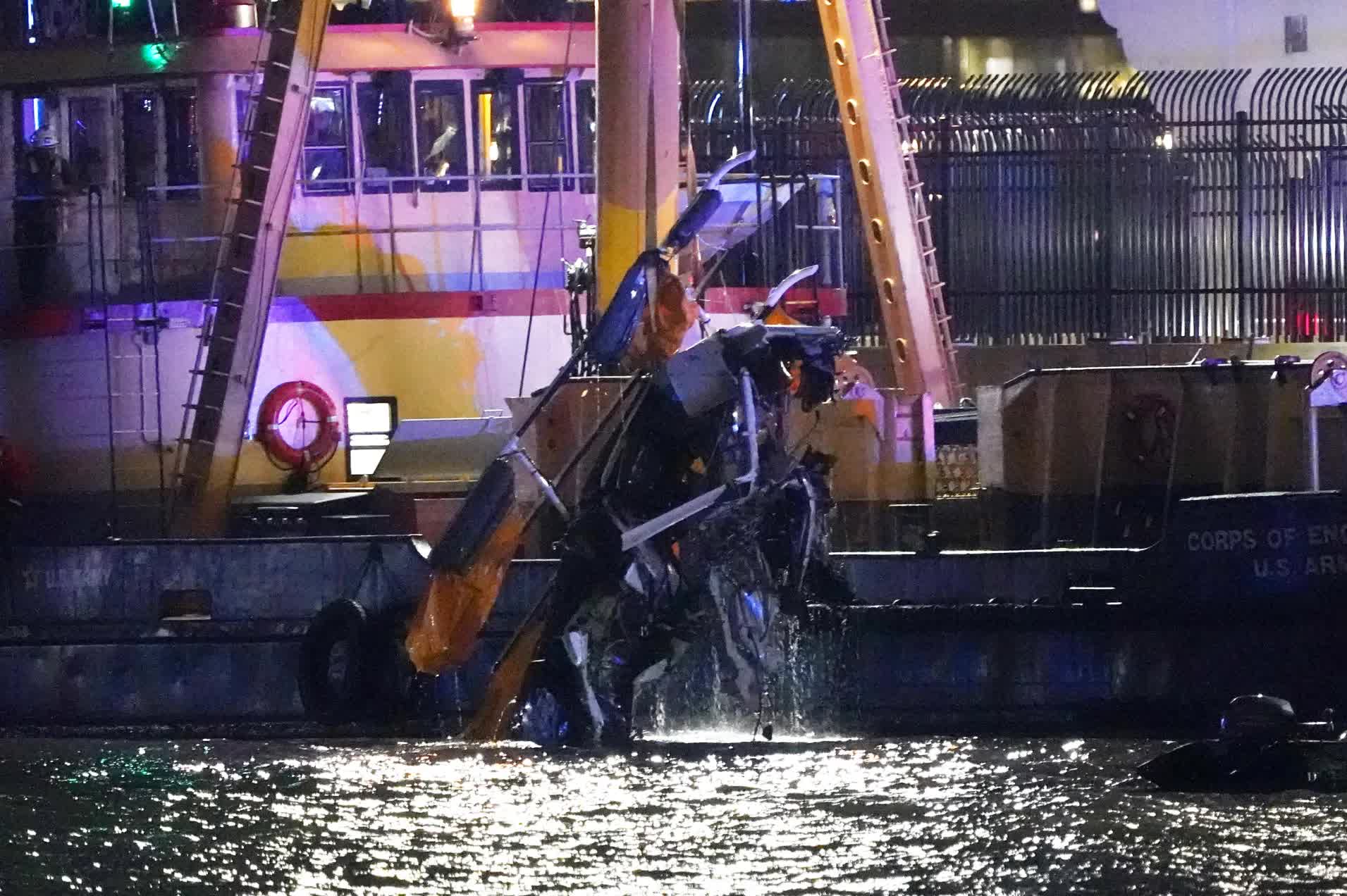 Vụ trực thăng vỡ đôi lao xuống sông ở New York: Xót xa hình ảnh từng mảnh vỡ dập nát được trục vớt lên từ đáy sông, nguyên nhân tai nạn dần được hé lộ- Ảnh 7.