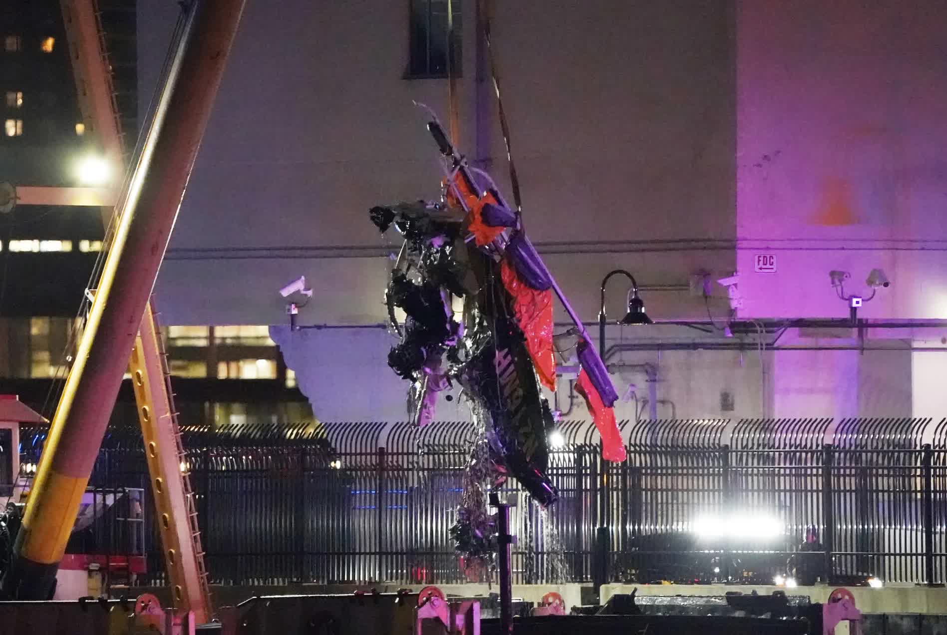 Vụ trực thăng vỡ đôi lao xuống sông ở New York: Xót xa hình ảnh từng mảnh vỡ dập nát được trục vớt lên từ đáy sông, nguyên nhân tai nạn dần được hé lộ- Ảnh 8.