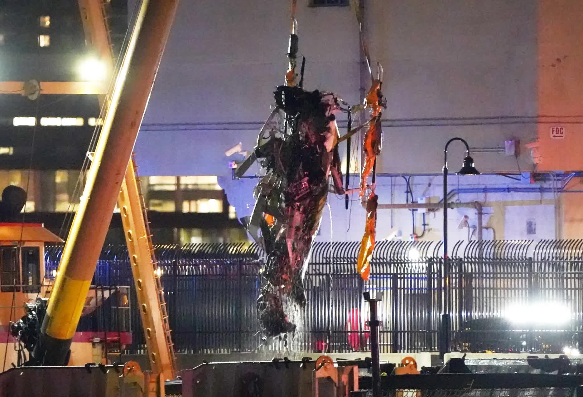 Vụ trực thăng vỡ đôi lao xuống sông ở New York: Xót xa hình ảnh từng mảnh vỡ dập nát được trục vớt lên từ đáy sông, nguyên nhân tai nạn dần được hé lộ- Ảnh 4.