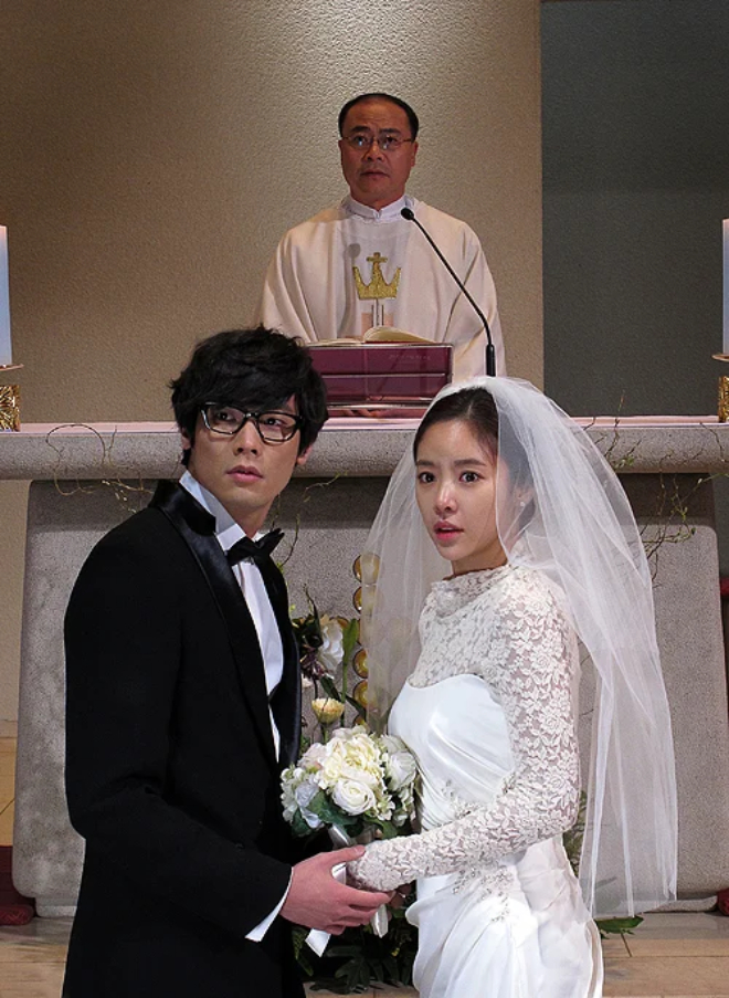 Cặp đôi phim giả tình thật tái hợp sau 16 năm: Nhà gái là phú bà đẹp nức tiếng, nhà trai trẻ mãi không già- Ảnh 1.